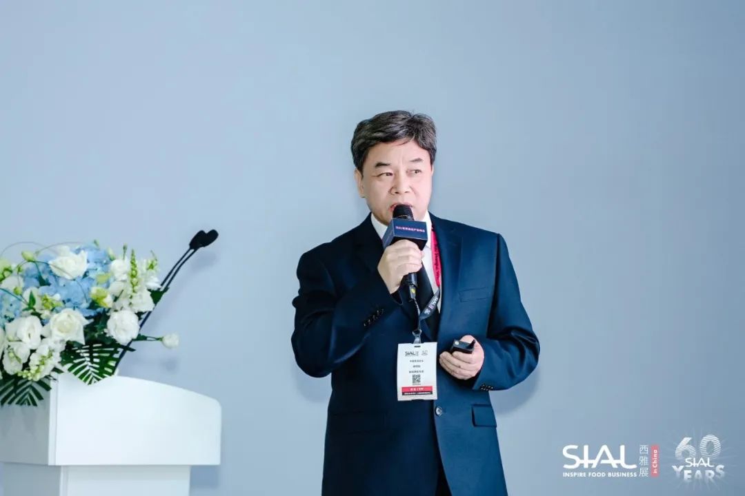 海關(guān)總署進(jìn)出口食品安全局原一級(jí)巡視員，海關(guān)一級(jí)關(guān)務(wù)監(jiān)督關(guān)銜，中國報(bào)關(guān)協(xié)會(huì)智庫高級(jí)專家徐明煥